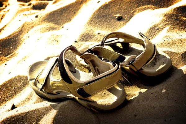 Marching sandals on beach sand high contrasted with vignetting effect — Stockfoto