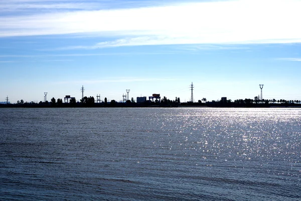 Küste der Industriestadt. Blick aus dem Wasser — Stockfoto