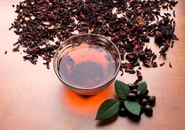 Siyah çay nane ile natürmort fincan kurutulmuş pembe çay arka plan üzerinde bırakır