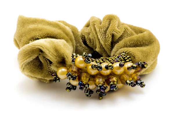 Scrunchy amarelo da mulher (grampo de cabelo) com jóias isoladas ob branco — Fotografia de Stock