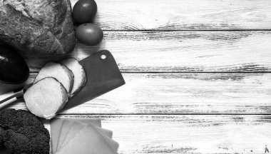 Yemek için-ürünlerin ayarla taze ekmek, yumurta, jambon, brokoli, peynir, avokado ve cleaver beyaz vintage ahşap çalışma yüzey siyah ve beyaz dilimlenmiş