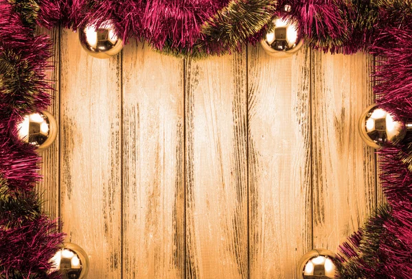 Neujahr Thema Rose und grüne Christbaumdekoration und goldene Kugeln auf orangefarbenem Retro-stilisiertem Holzhintergrund — Stockfoto