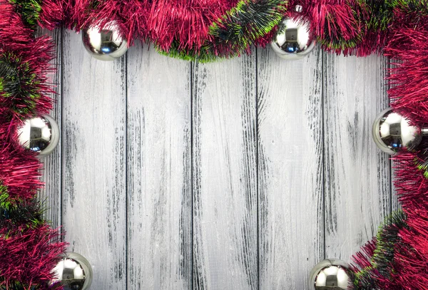 Neujahr Thema Weihnachtsbaum rote und grüne Dekoration und silberne Kugeln auf weißem retro stilisiertem Holzhintergrund — Stockfoto