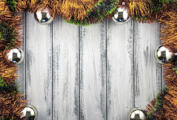 Año nuevo tema árbol de Navidad oro y verde decoración y bolas de plata sobre fondo de madera estilizada retro blanco —  Fotos de Stock