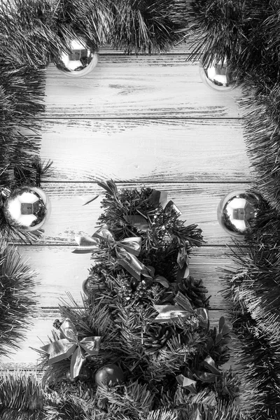 Neujahrsthema: Weihnachtsbaum mit Dekorationen und Kugeln auf retro stilisiertem Holzhintergrund schwarz-weiß — Stockfoto
