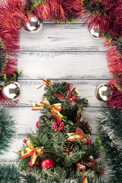 Tema de año nuevo: árbol de Navidad con decoración roja y verde y bolas de plata sobre fondo de madera estilizada retro blanco — Foto de Stock