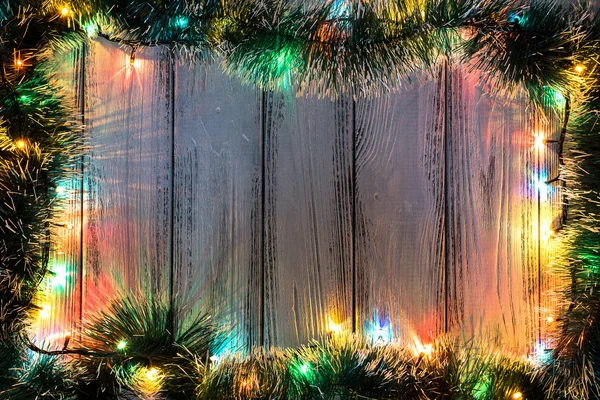 Новогодняя тема: украшение елки и гирлянда с цветными огнями на белом ретро стиле дерева на теплом отфильтрованном фоне — стоковое фото
