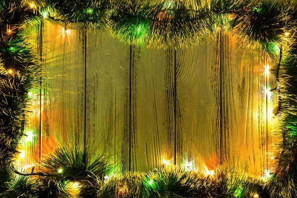 Tema nuovo anno: albero di Natale decorazione e ghirlanda con luci colorate su sfondo bianco retrò stilizzato legno giallo filtrato — Foto Stock