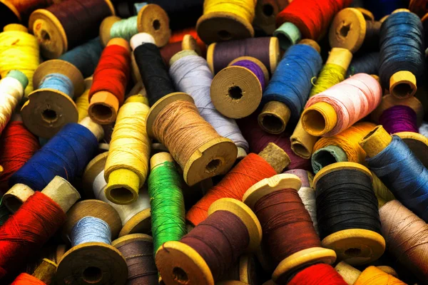 Fios coloridos de alto contraste para fundo de costura — Fotografia de Stock