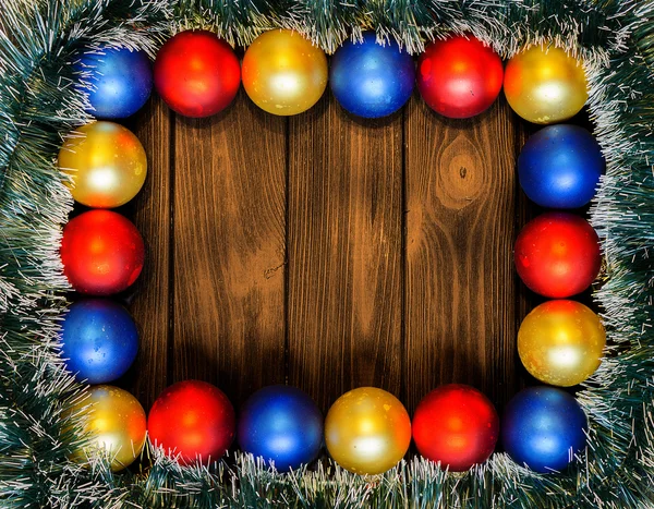 Tema de año nuevo: decoración de Navidad y bolas sobre fondo de madera estilizada retro marrón —  Fotos de Stock