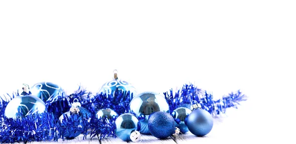 Μπλε χριστουγεννιάτικο δέντρο μπάλες και διακοσμήσεις που απομονώνονται σε λευκό φόντο — Φωτογραφία Αρχείου