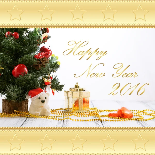 Открытки с новогодней елкой, золотой подарочной коробкой, шариками, игрушечным мишкой, конфетками и украшениями на ретро-винтажном белом столе, изолированном на белом с золотым орнаментом — стоковое фото