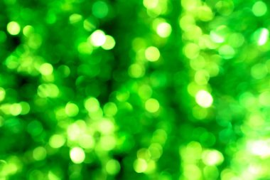 Soyut Mevsimlik arka plan koyu yeşil kontrastlı parlak Noel ağacı süslemeleri