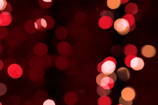 Fond bleui abstrait de décorations d'arbres de Noël brillantes rouge foncé la nuit — Photo