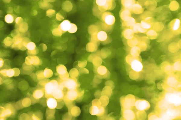 Fondo borroso abstracto de decoraciones amarillas brillantes del árbol de Navidad — Foto de Stock