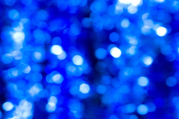 Fondo borroso abstracto de azul contrastado oscuro brillante decoraciones del árbol de Navidad — Foto de Stock