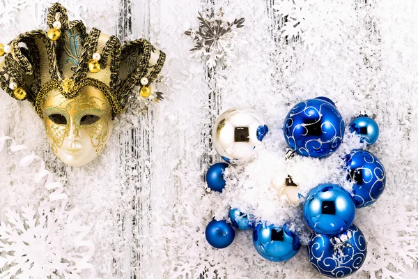 Νέο έτος θέμα: λευκό και ασήμι διακοσμήσεις χριστουγεννιάτικων δέντρων, μπλε μπάλες, χιόνι, νιφάδες χιονιού, σερπεντίνη και χρυσή μάσκα σε λευκό ρετρό τυποποιημένο φόντο ξύλου — Φωτογραφία Αρχείου