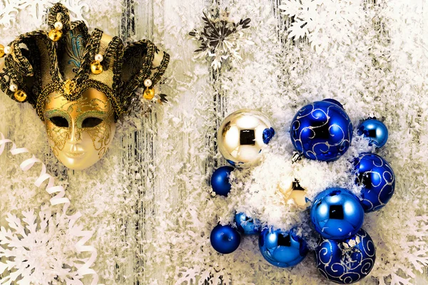 新的一年主题: 圣诞树白色和银色装饰，蓝色球，雪，雪花，蛇纹石和金面具带黄色背光白色复古风格木背景上 — 图库照片