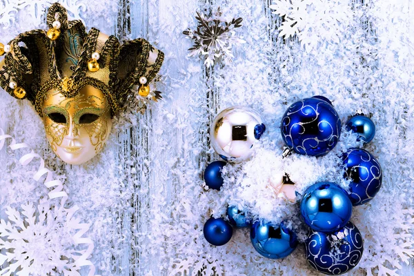 Το νέο έτος θέμα: λευκό και ασημί διακοσμήσεις χριστουγεννιάτικων δέντρων, μπλε μπάλες, χιόνι, νιφάδες χιονιού, σερπεντίνη και χρυσή μάσκα σε λευκό ρετρό τυποποιημένο ξύλο φόντο με μπλε φωτισμός — Φωτογραφία Αρχείου