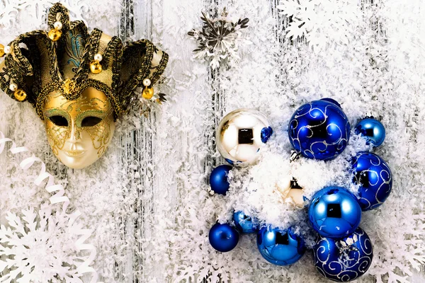 新年主题: 圣诞树白色和银色装饰, 蓝色球, 雪, 雪花, 蛇形和金色面膜上白色复古风格的木材背景对比 — 图库照片