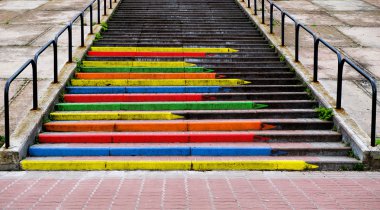 Merdiven kavramı gökkuşağı renkleri tezat fotoğraf kalem şeklinde
