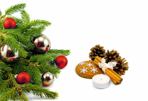 Tema de año nuevo: Árbol de Navidad, bolas rojas, decoraciones, velas, copos de nieve, galletas, conos, canela aislada en blanco — Foto de Stock