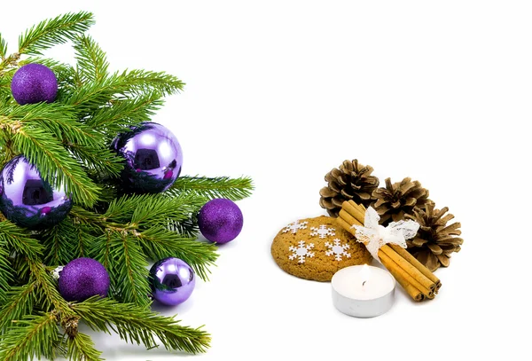 Tema de Año Nuevo: Árbol de Navidad, bolas violetas, decoraciones, velas, copos de nieve, galletas, conos, canela aislada en blanco — Foto de Stock