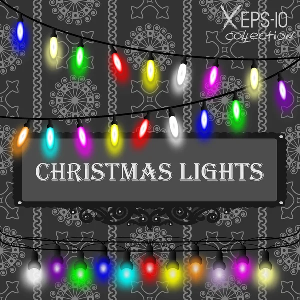 Decoraciones de luces de Navidad engastadas en gris patrón ornamental vintage sin costuras sobre fondo negro. Ilustración vectorial — Vector de stock