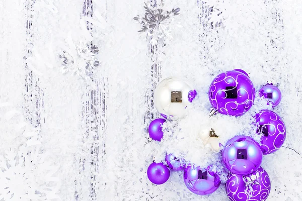 新的一年主题: 紫色和银色圣诞树球，下雪了，雪花，蛇纹石上白色复古风格木背景黑色和白色 — 图库照片