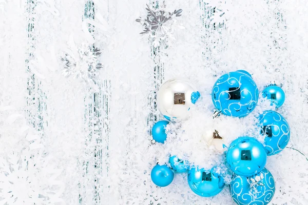 Tema de año nuevo: bolas de árbol de Navidad de cian y plata, nieve, copos de nieve, serpentina sobre fondo de madera estilizada retro blanco y negro — Foto de Stock