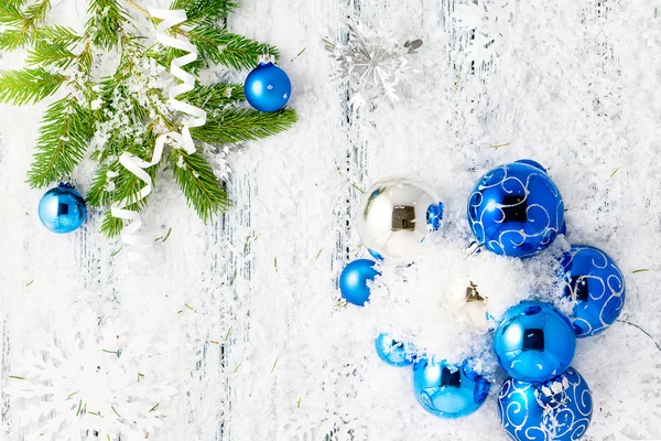 新的一年主题: 圣诞树，蓝色和银色的球，雪，雪花，蛇纹石白色复古风格木背景上 — 图库照片