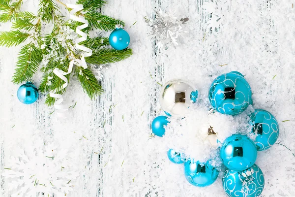 新年主题: 圣诞树, 青色和银球, 雪, 雪花, 蛇形在白色复古风格的木材背景 — 图库照片