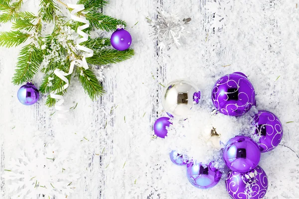 Tema Capodanno: Albero di Natale, palline viola e argento, neve, fiocchi di neve, serpentino su sfondo in legno retrò stilizzato bianco — Foto Stock