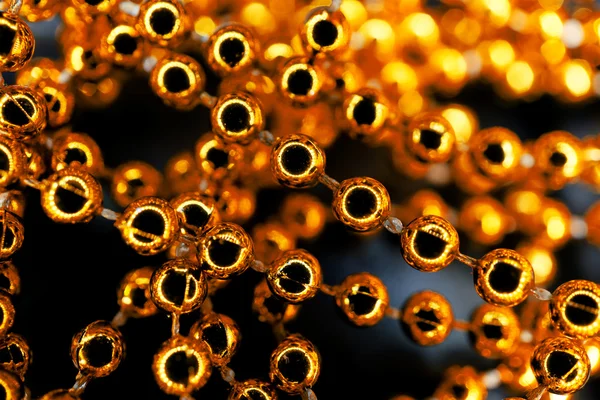 Żółte złoto naszyjnik perły makro streszczenie tło skontrastowane — Zdjęcie stockowe