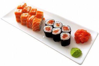 Suşi California wasabi ile beyaz tabakta üzerine beyaz izole ayarla