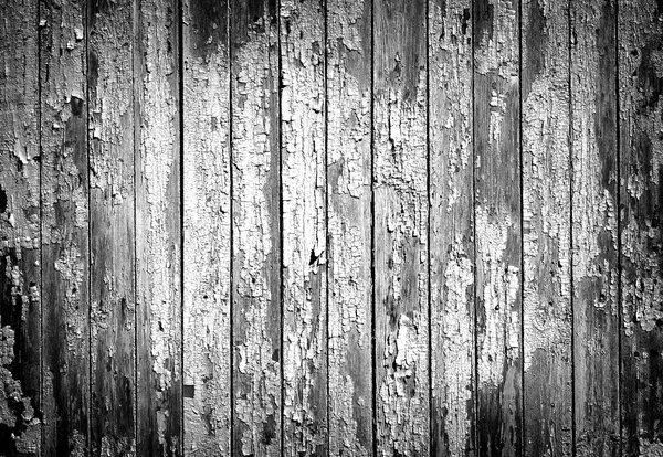 Текстура старого покрашенного деревянного забора черно-белого цвета с высоким контрастным эффектом виньетирования — стоковое фото
