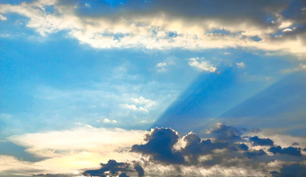Langit biru yang indah dengan latar belakang matahari terbenam — Stok Foto