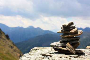 Cairn ile huzurlu dağ manzarası