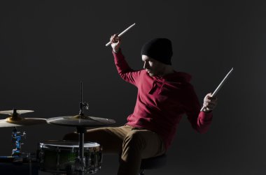 Oynayan genç davulcu