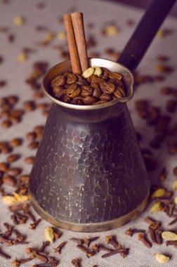 Türk cezve kahve çekirdekleri ve baharat tuval zemin üzerine tarçın çubuğu dolu bu filtre vintage dağınık