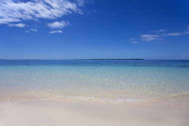 beyaz kum ile mavi gökyüzü