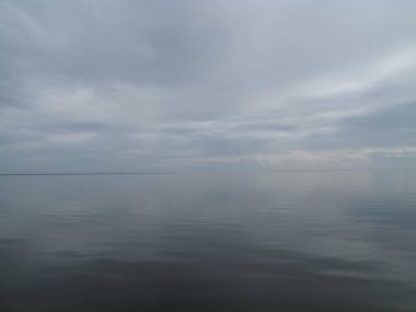 Sakin sakin sular gökyüzü ile birleşir ve Kuzey Carolina 'nın Pamlico Sound' unda mavinin tonlarında birbirlerini yansıtırlar..