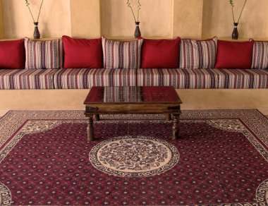 Geleneksel renkler ve desenler Nizwa Umman 'daki bu oturma alanını oluşturur.                               