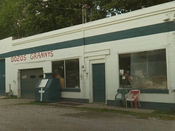 Doğu Kentucky dağlarında komik bir şekilde adlandırılmış bir dükkan..                               