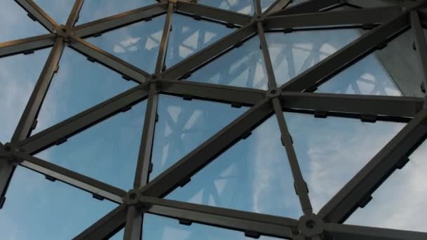Γυάλινη Οροφή Μοντέρνου Κτιρίου Περιστρεφόμενη Εσωτερική Όψη Της Γυάλινης Οροφής — Αρχείο Βίντεο