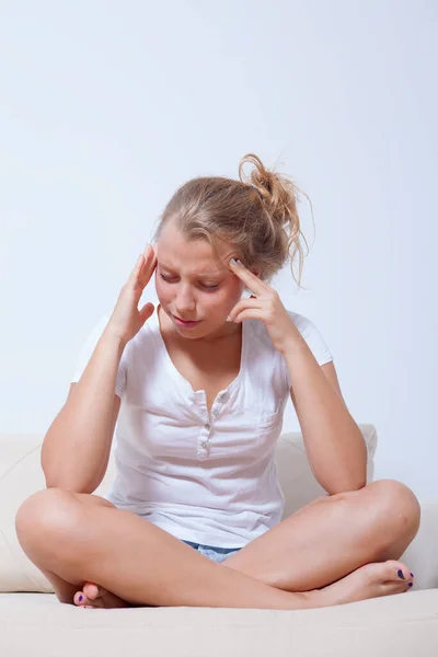 Deprimida Adolescente Rubia Sentada Sosteniendo Cabeza Las Manos Estresada Triste —  Fotos de Stock