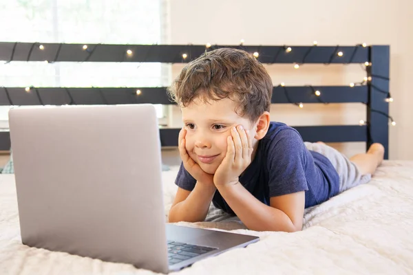 Schattige Jongen Die Vooraan Bed Ligt Naar Het Computerscherm Kijkt — Stockfoto