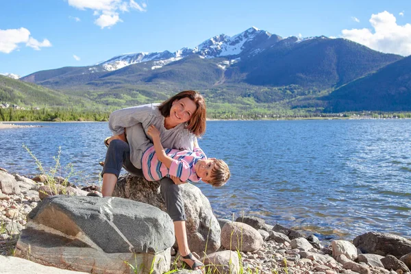 Giovane Madre Turistica Che Abbraccia Figlio Vicino Lago Con Una — Foto Stock