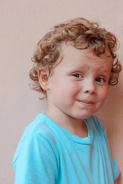 Retrato Encantador Rapaz Louro Encaracolado Com Uma Shirt Azul Criança — Fotografia de Stock