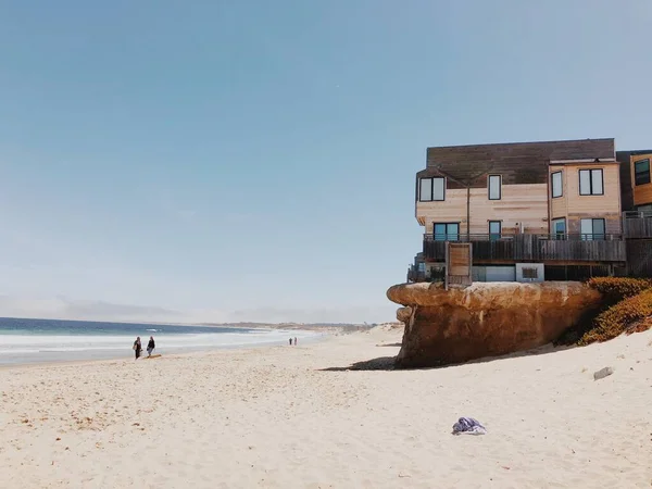 해안의 현대식 집입니다 관광객이 위에서 바다를 수있는 — 스톡 사진